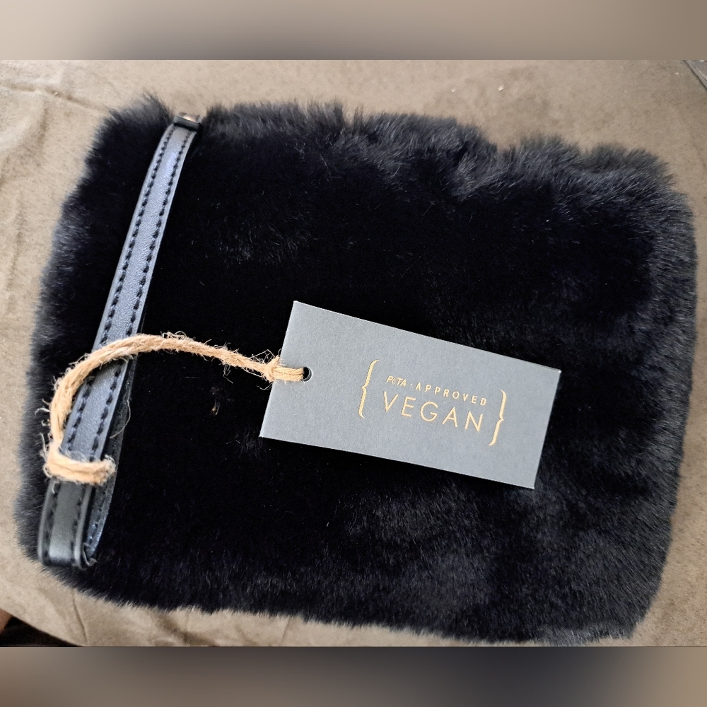 FAUX FUR black zip bag